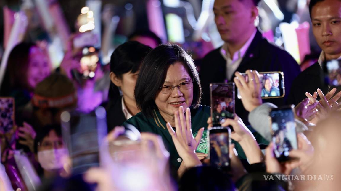 $!La presidenta taiwanesa, Tsai Ing-wen, saluda a sus seguidores a su llegada para promover al vicepresidente de Taiwán y candidato presidencial, William Lai.
