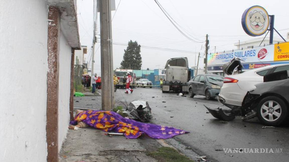 $!La víctima fue cubierta con una sábana morada mientras los servicios forenses trabajan en la escena del accidente.