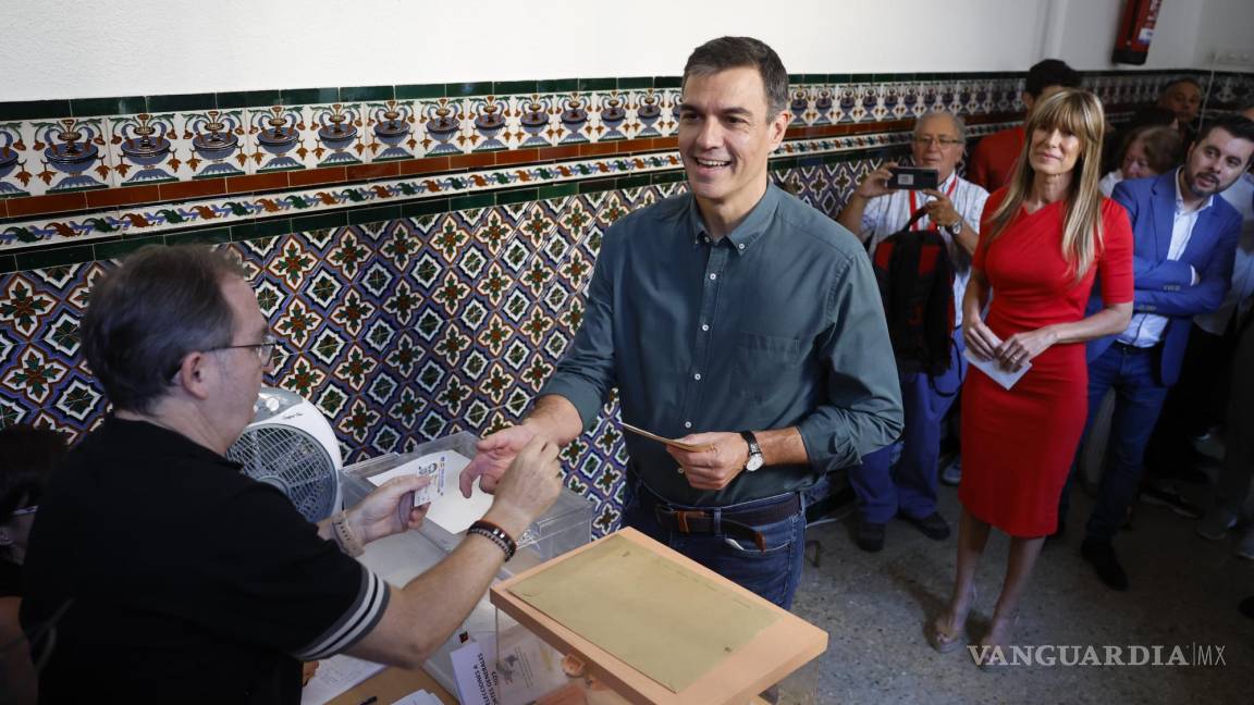 España celebra reñidos comicios; en juego el cargo de Pedro Sánchez
