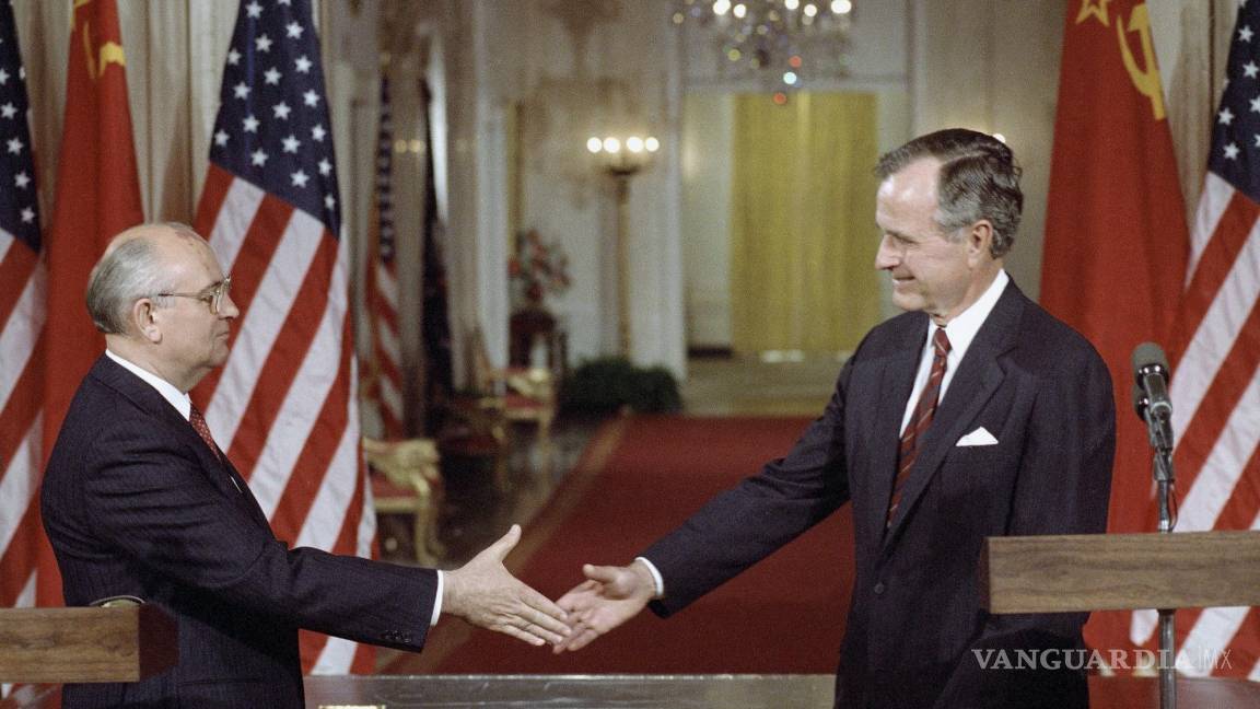 $!El presidente soviético Mikhail Gorbachev y el presidente George H. Bush tras la firma de acuerdos en la Casa Blanca en Washington, el viernes 1 de junio de 1990.