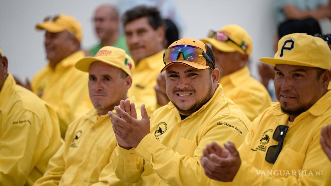$!Durante el evento, se reconoció la labor de 26 brigadistas que enfrentan incendios en condiciones extremas; cada uno recibió un estímulo de 10 mil pesos y herramientas especializadas.