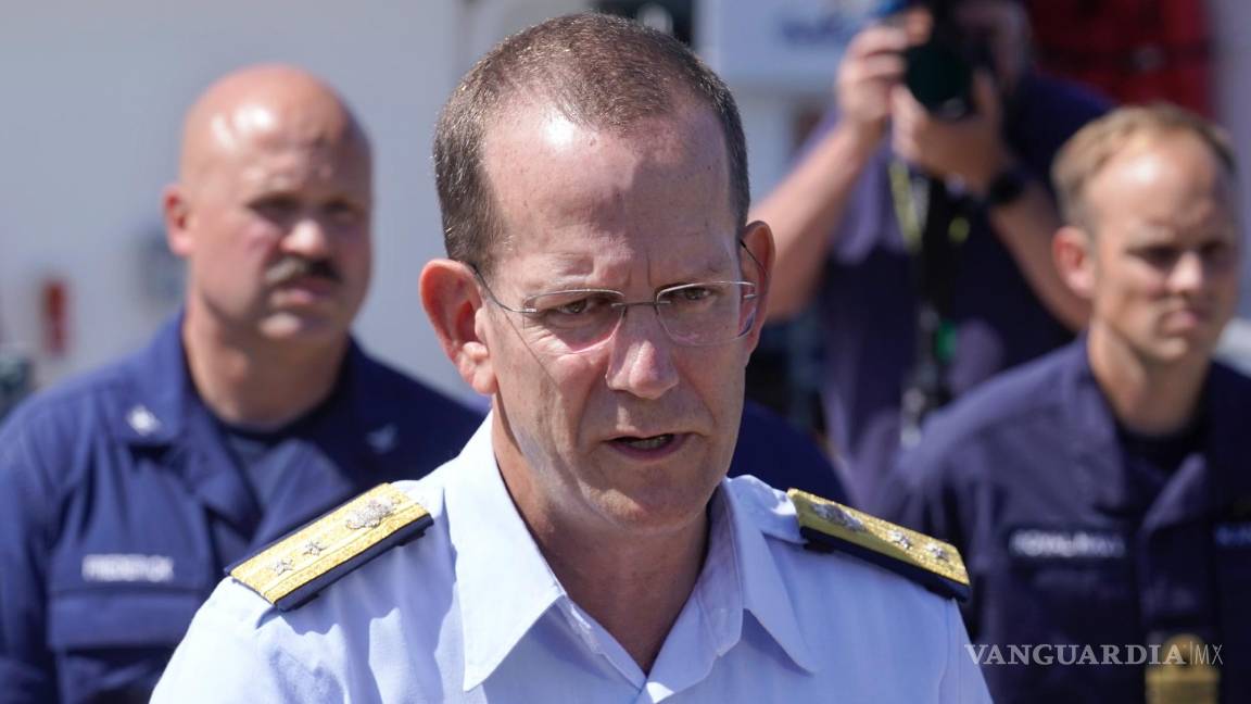 $!El Contralmirante de la Guardia Costera estadounidense John Mauger, comandante del Primer Distrito de la Guardia Costera, da una conferencia de prensa en Boston.