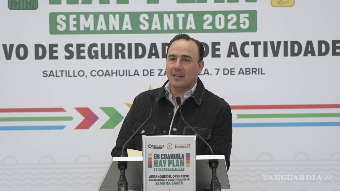 $!El gobernador Manolo Jiménez Salinas tomó protesta al nuevo Consejo Directivo de la OCV Saltillo durante el evento del Operativo de Semana Santa.