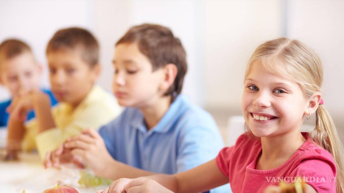 $!Grupo de niños comiendo en la escuela. Foto: Nutritienda.