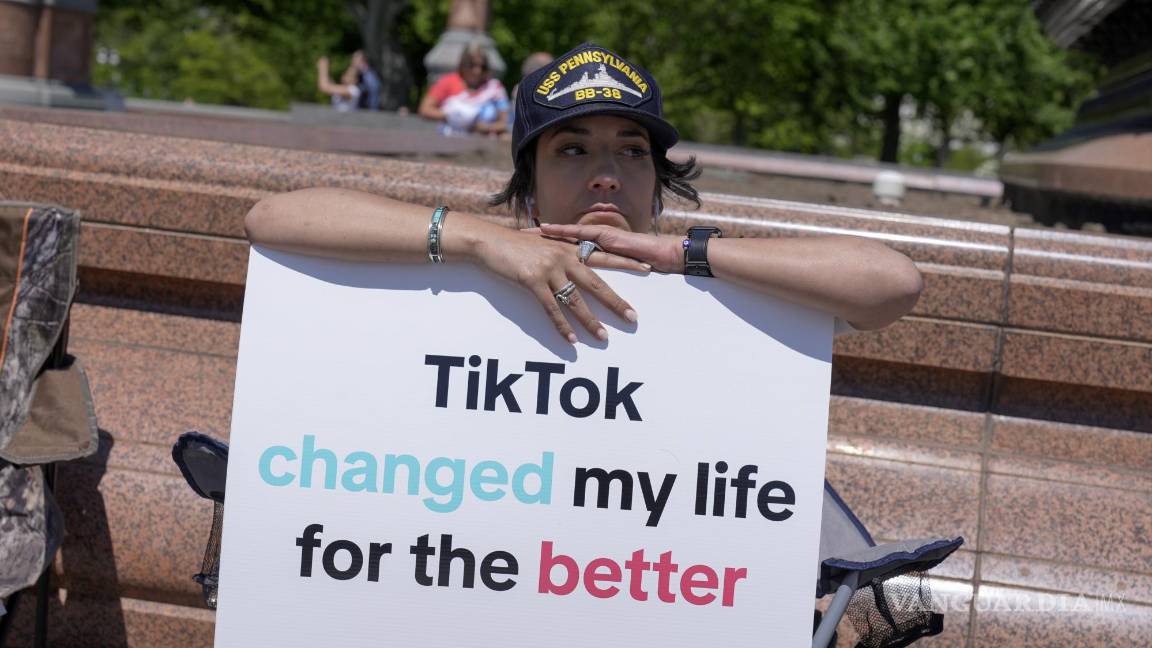 $!Un creador de contenido de TikTok, protesta frente al Capitolio de Estados Unidos.