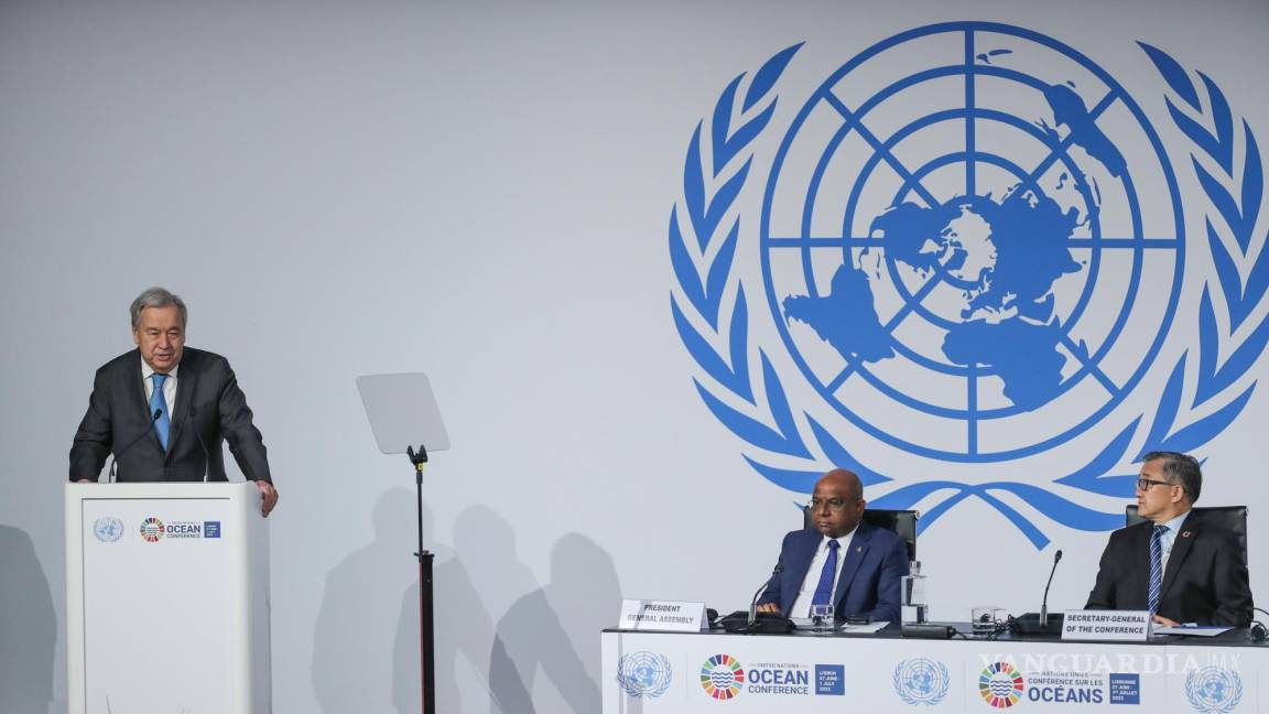 $!Antonio Guterres (L), en su discurso en la apertura de la sesión plenaria de la Conferencia de las Naciones Unidas sobre los Océanos en Lisboa, Portugal.