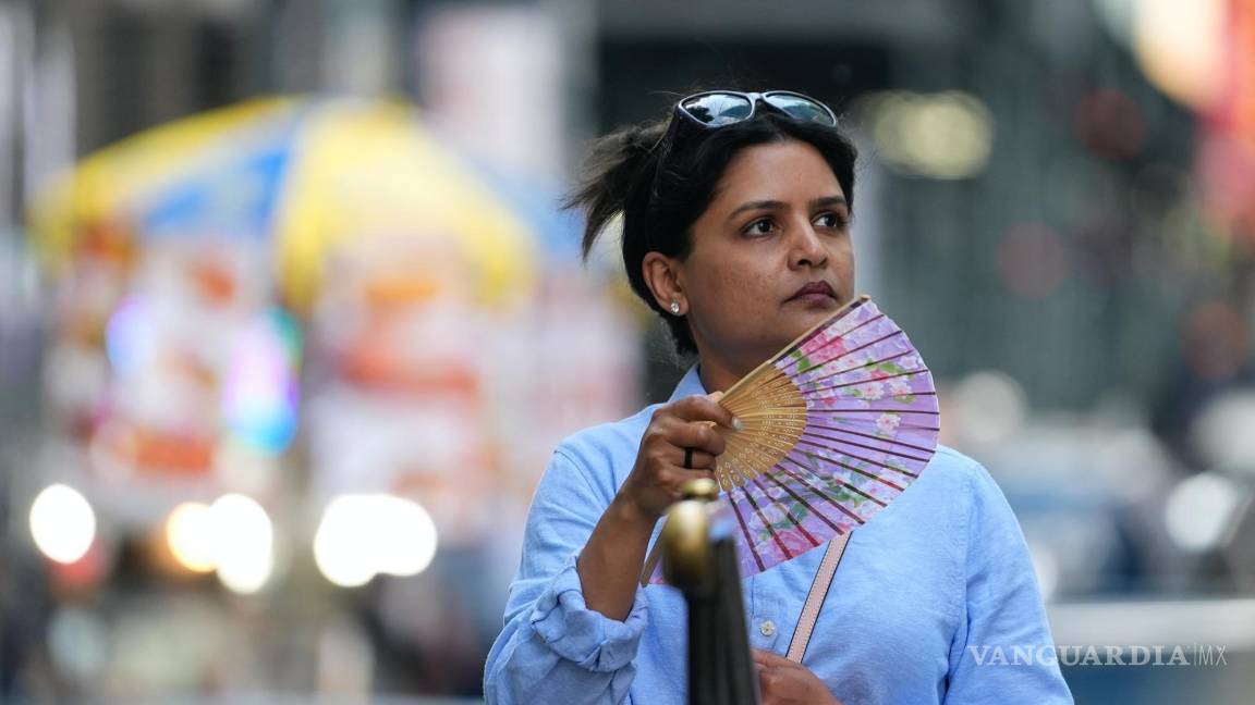 $!Una mujer se abanica en Bryant Park, el jueves 20 de junio de 2024, en Nueva York.