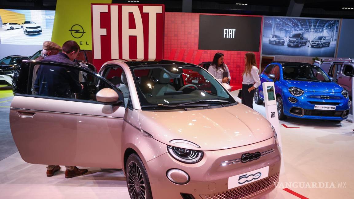 $!Un Fiat 500 del fabricante de automóviles italiano Fiat durante la inauguración del Salón del Automóvil de Bruselas 2023, en Bruselas, Bélgica.