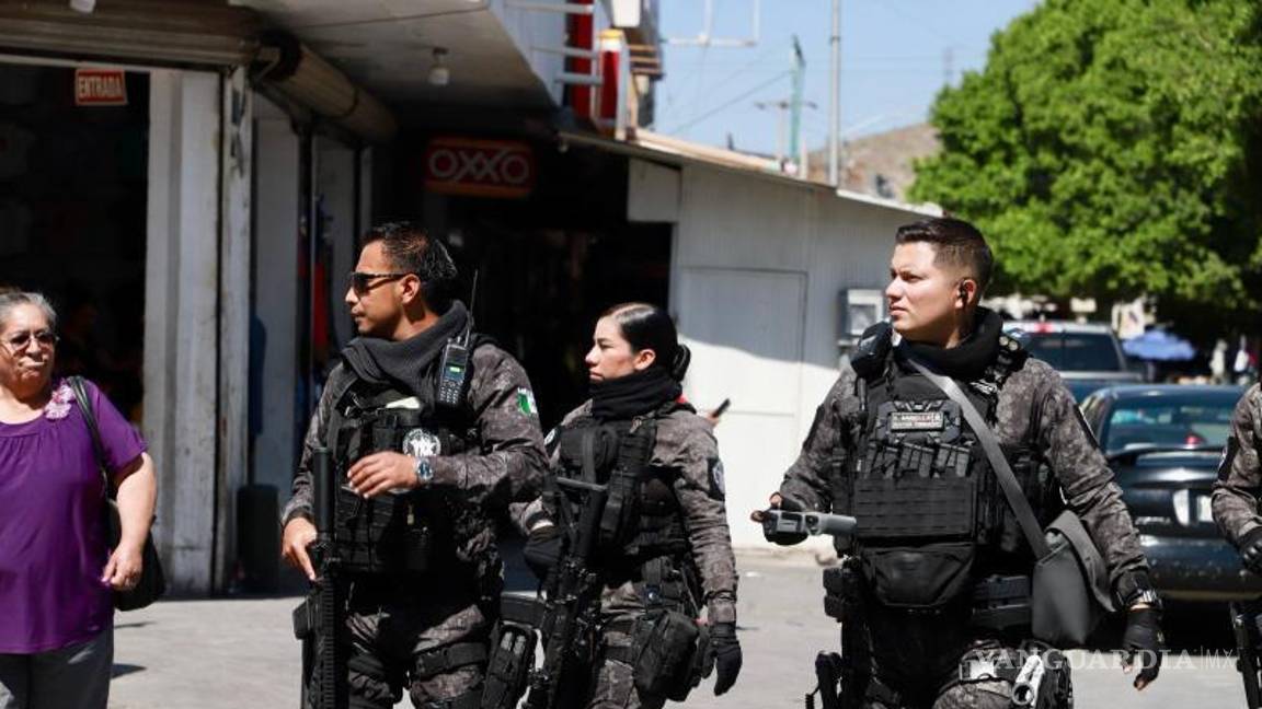 $!Elementos del GRT acompañan al director en su recorrido por calles del centro de Torreón.