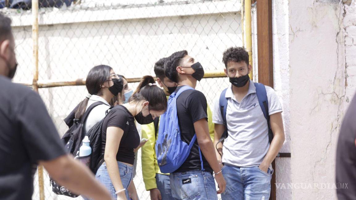 $!Transeúntes se reunieron en el sitio, mismo que fue acordonado.