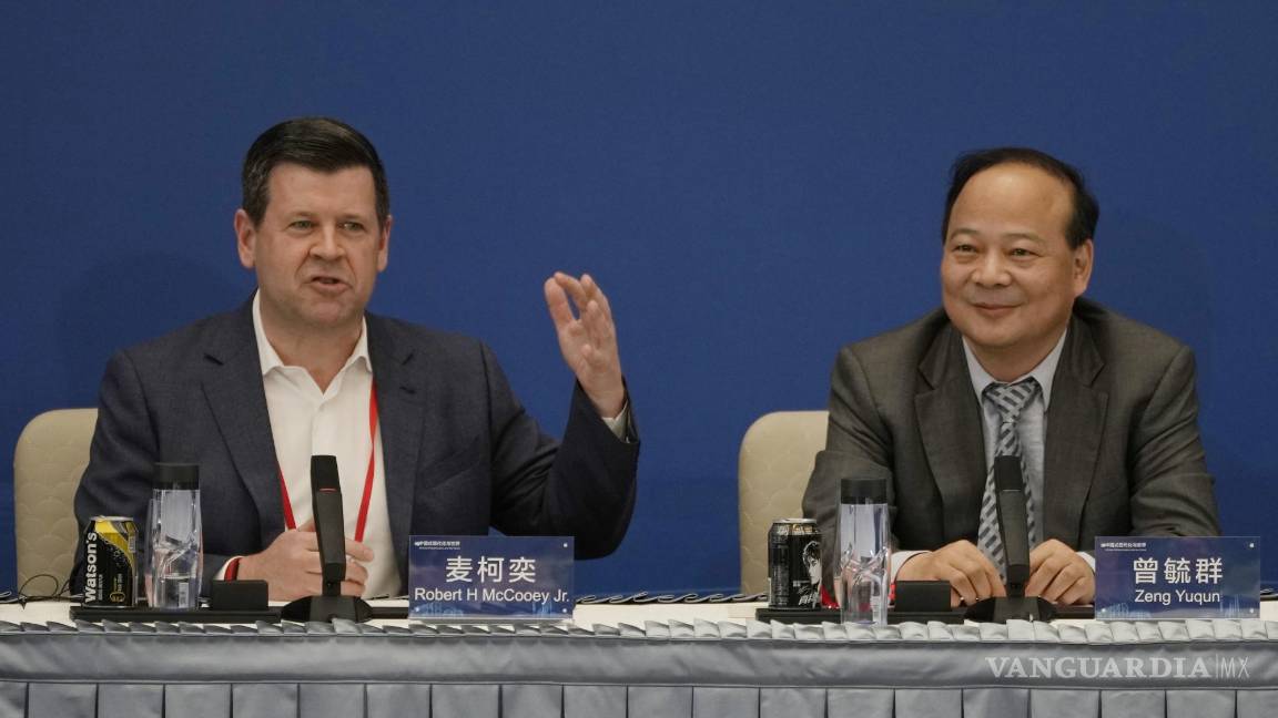 $!Robert H McCooey Jr., vicepresidente de Nasdaq, junto a Zeng Yuqun, del fundador y presidente del fabricante de baterías Contemporary Amperex Technology (CATL).