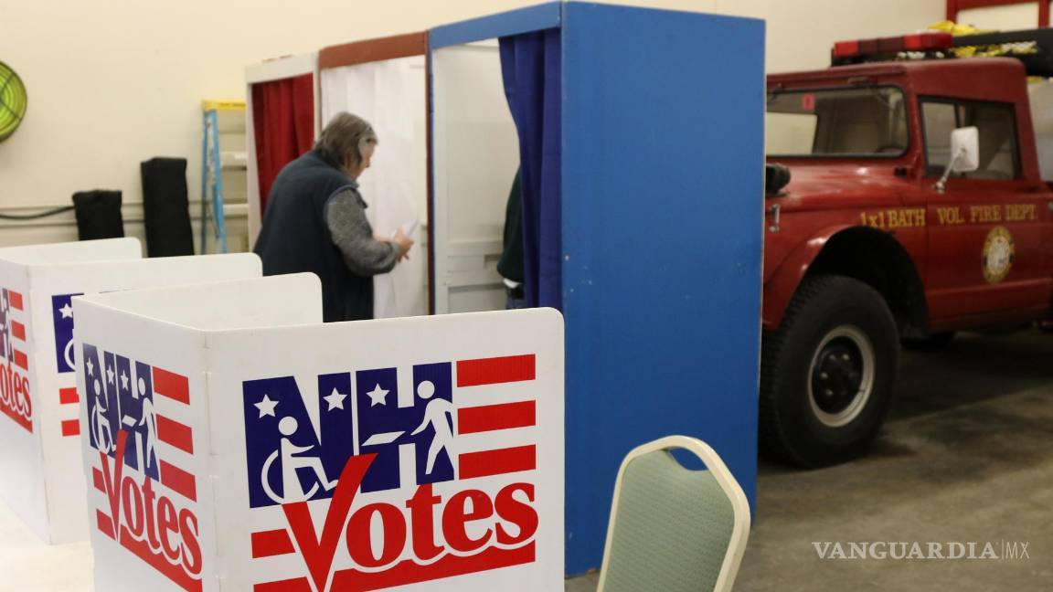 $!Un votante emitió su voto el día de las elecciones primarias en un colegio electoral en Bath, New Hampshire.