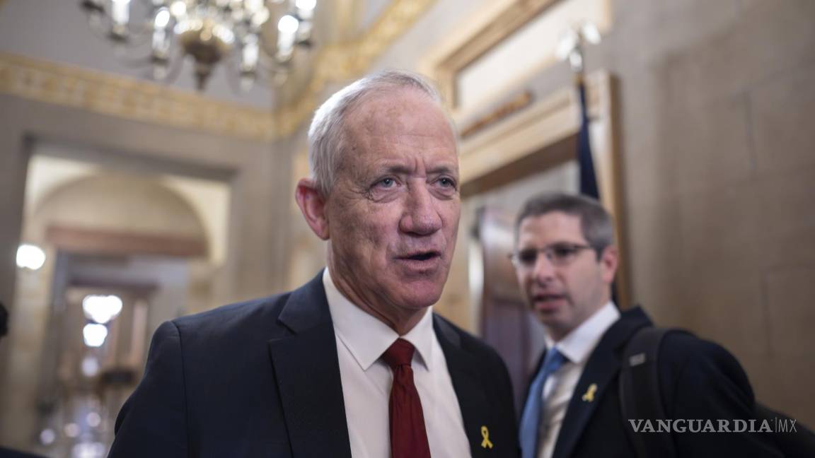 $!Benny Gantz, exjefe militar y principal rival político del primer ministro israelí, Benjamin Netanyahu, abandona una reunión en el Capitolio de Washington.