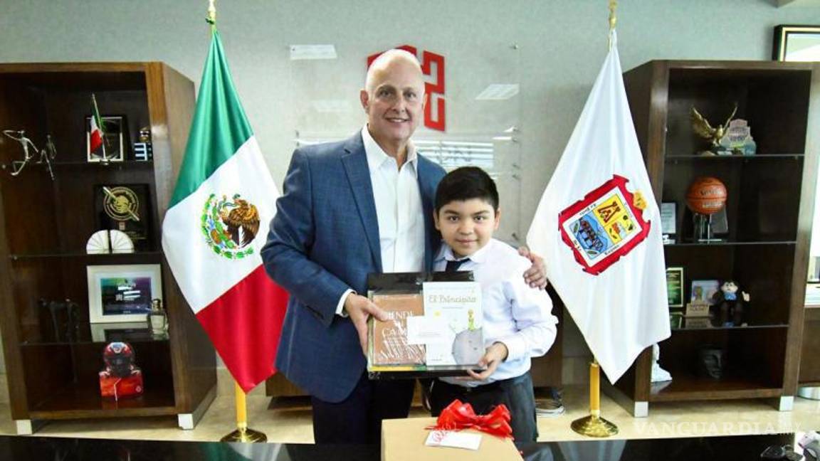 $!A los integrantes del Cabildo infantil, el Alcalde les entregó un obsequio.