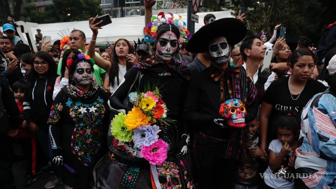 $!Inicia la procesión de catrinas del Ángel de la Independencia al Zócalo capitalino.