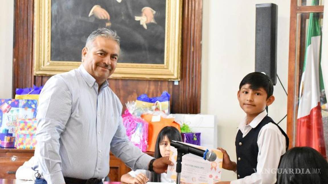 $!Autoridades acompañaron a las y los pequeños durante la sesión de Cabildo.