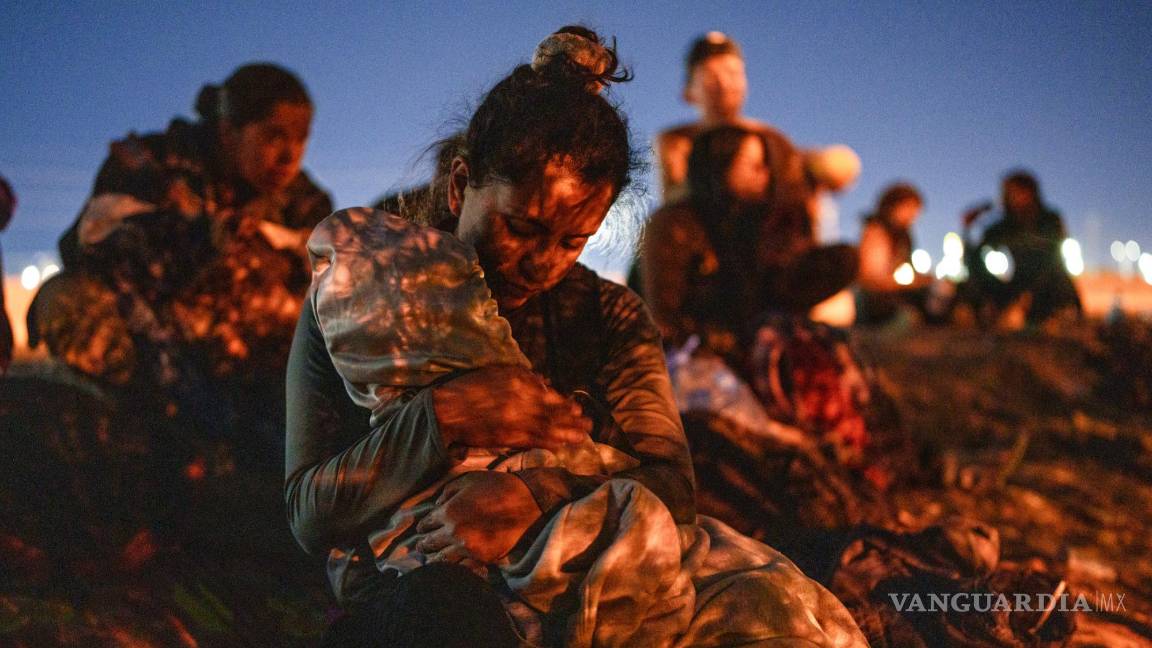 $!Una mujer sostiene a su hijo de 2 años mientras espera cruzar la frontera entre Estados Unidos y México, en Ciudad Juárez, México.