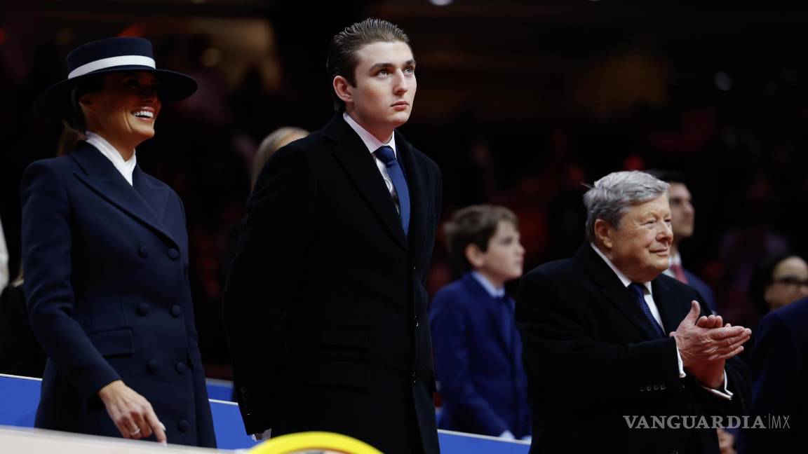 $!Barron Trump sobresalió entre la élite presente en la toma de posesión de su padre.