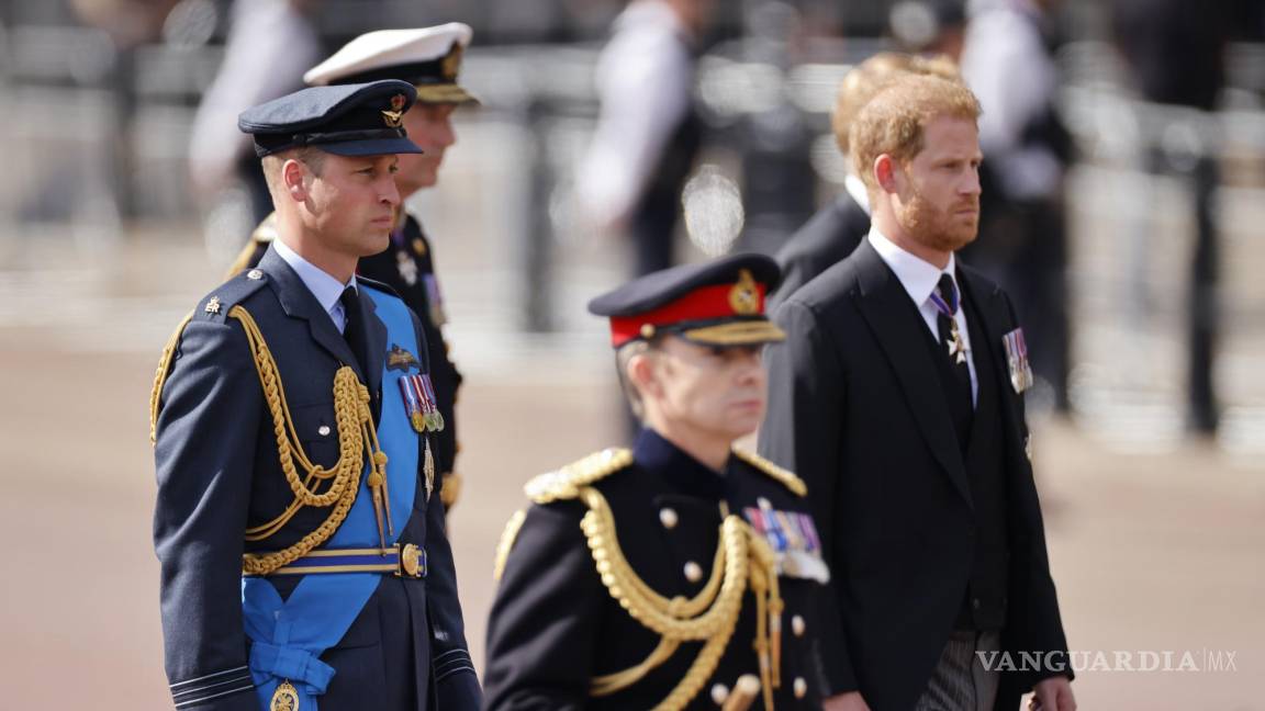 $!William, príncipe de Gales (i) y príncipe Harry, duque de Sussex (de) siguen el ataúd con el cuerpo de la reina Isabel II en su camino a Westminster Hall.