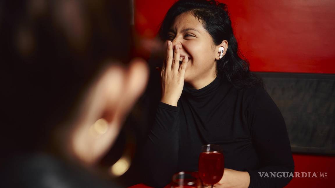 ¿Odias los restaurantes ruidosos? Ponte esto en la oreja