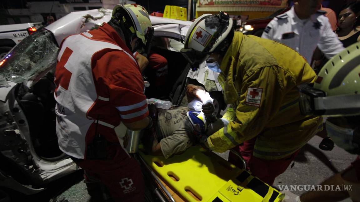 Presunto elemento de la FGE choca y deja a hombre prensado en Saltillo