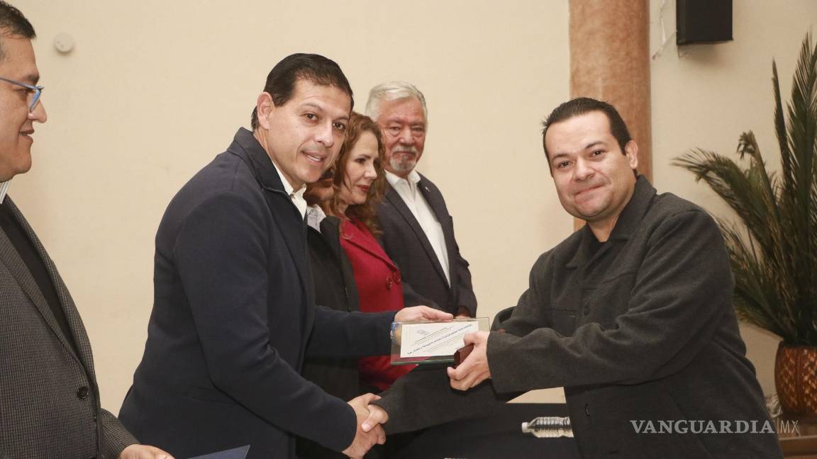 $!Quienes recibieron el reconocimiento son alumnos o investigadores de excelencia.