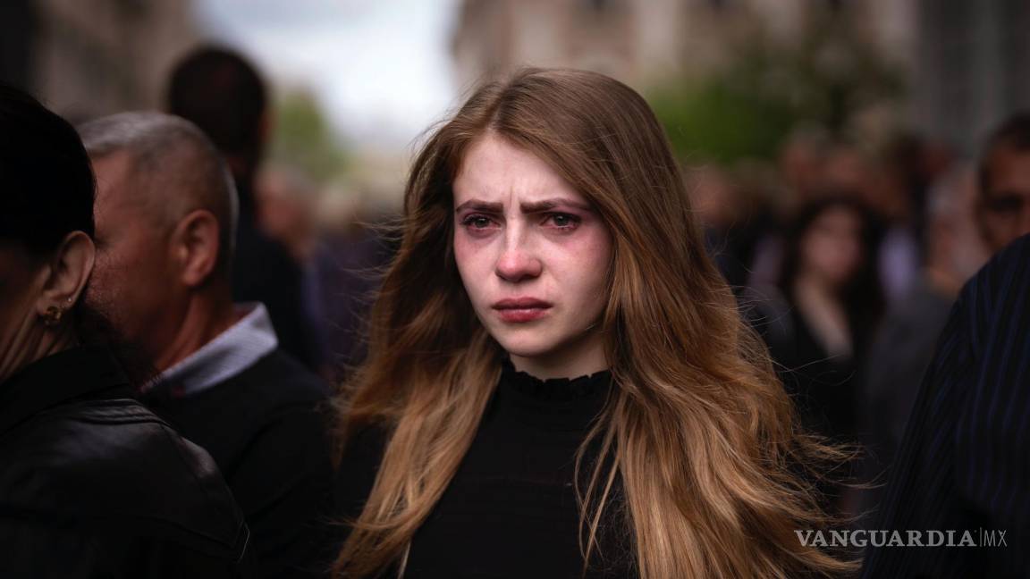 $!Una mujer llora durante los funerales de los militares ucranianos Melnyk Andriy, Shufryn Andriy y Ankratov Oleksandra en Leópolis, Ucrania