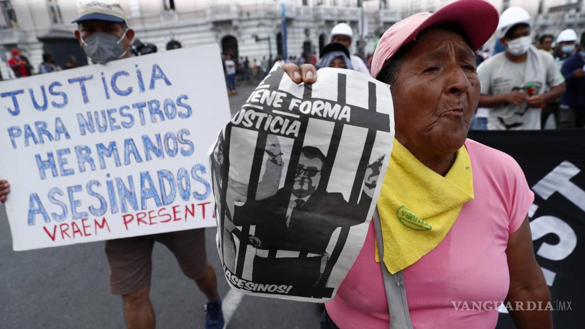 $!Con un cartel que pide justicia por los hermanos asesinados, manifestantes opositores viajaron a la capital para marchar contra la presidenta peruana.