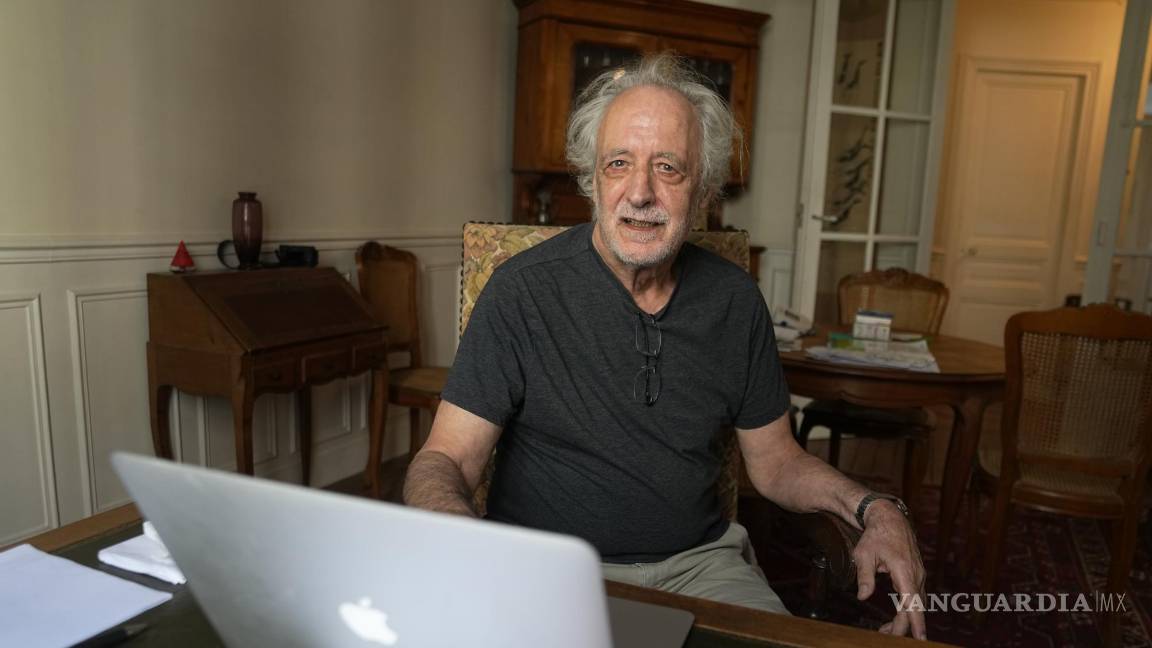 $!El científico francés Pierre Agostini, galardonado con el Premio Nobel de Física en su apartamento.