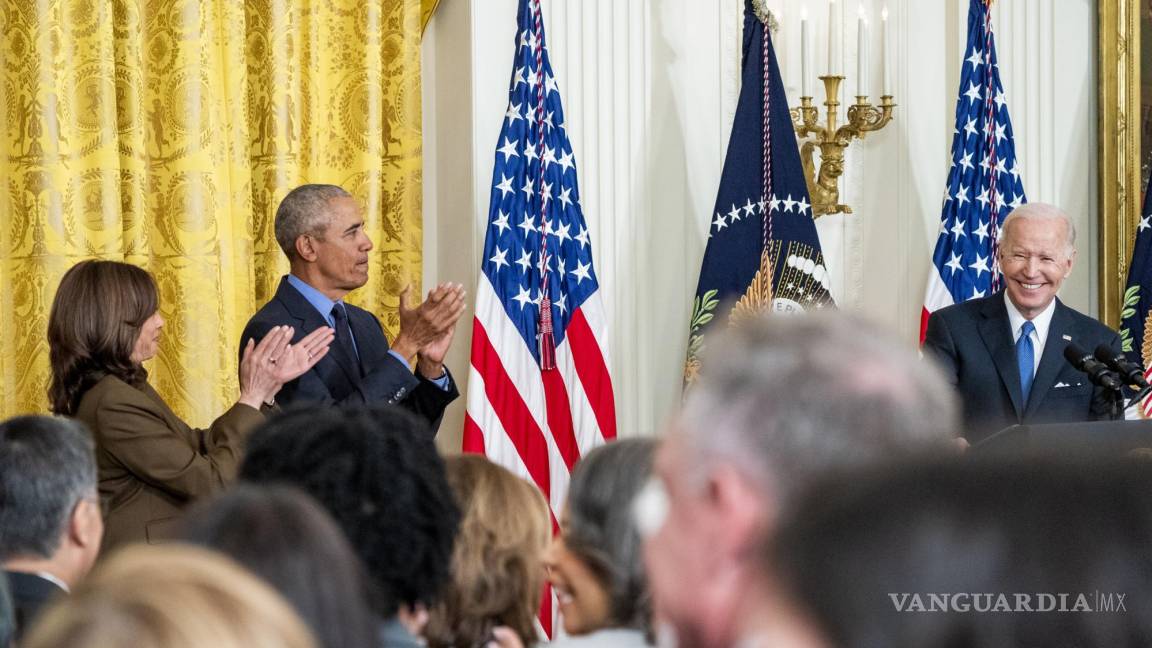 $!El presidente de EU Joe Biden (d), con el expresidente de los Estados Unidos, Barack Obama (c), y la vicepresidenta Kamala Harris (i).