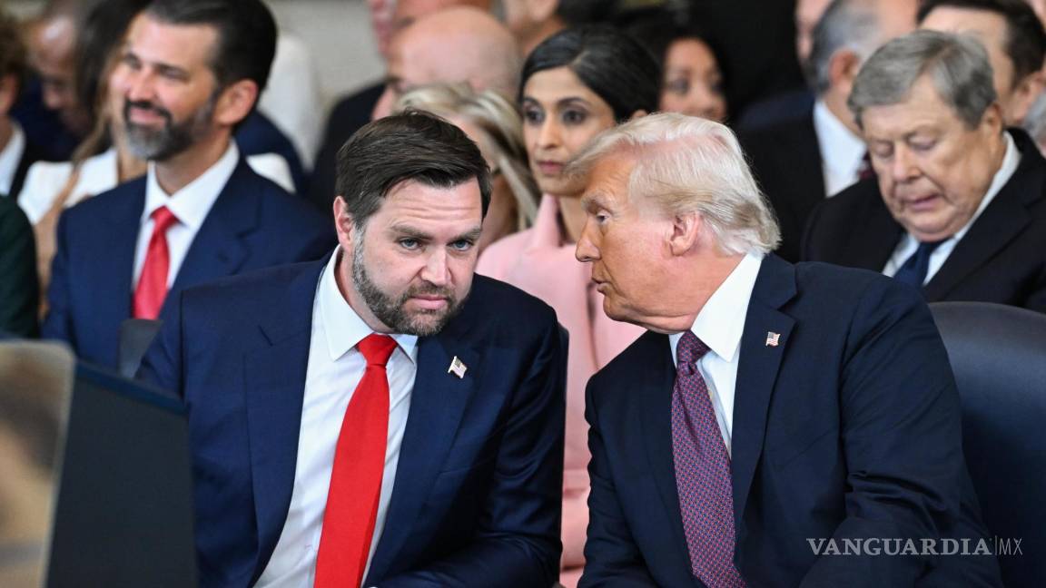 $!El vicepresidente electo, J.D. Vance, habla con el presidente electo Donald Trump durante la ceremonia de investidura antes de que Trump preste juramento.