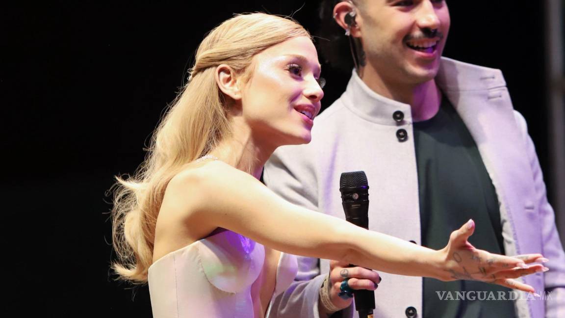 ¡‘Embruja’ Ariana Grande hablando español! Junto a Cynthia Erivo a fans mexicanos en premier de ‘Wicked’