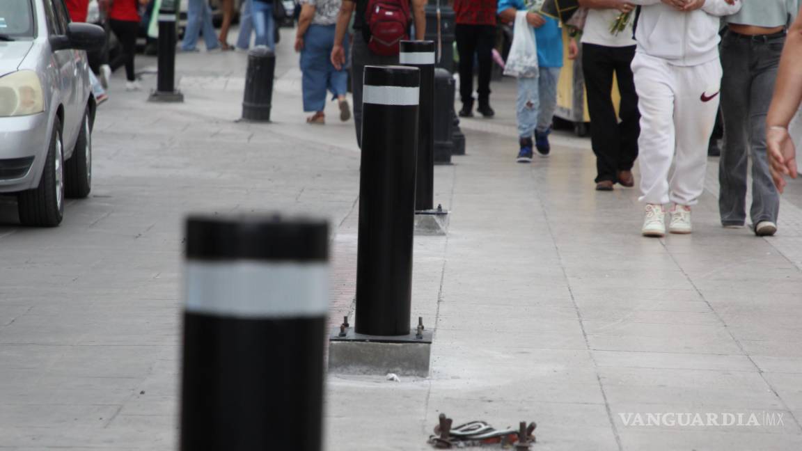 $!Personal municipal trabaja en la colocación de bolardos en calles clave como Juan Aldama, Pérez Treviño y Guadalupe Victoria.