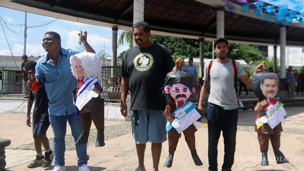 Arden piñatas de presidentes; migrantes hacen su propia cumbre contra ‘represores’