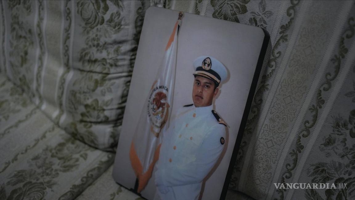 $!Una foto de Arturo Zacarías Meza, un tripulante del buque mercante Galaxy Leader, colocada en un sofá de su casa en Misantla, en el estado de Veracruz, México.