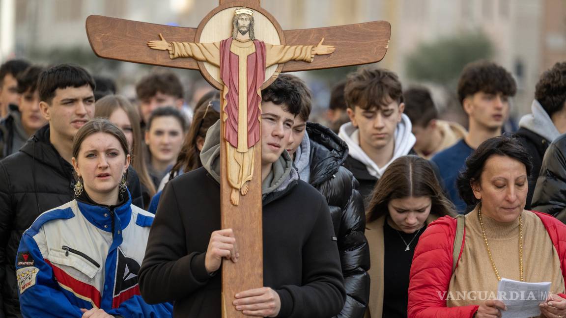 $!Un grupo de peregrinos camina por la Via della Conciliazione en su camino hacia la Plaza de San Pedro en Roma.