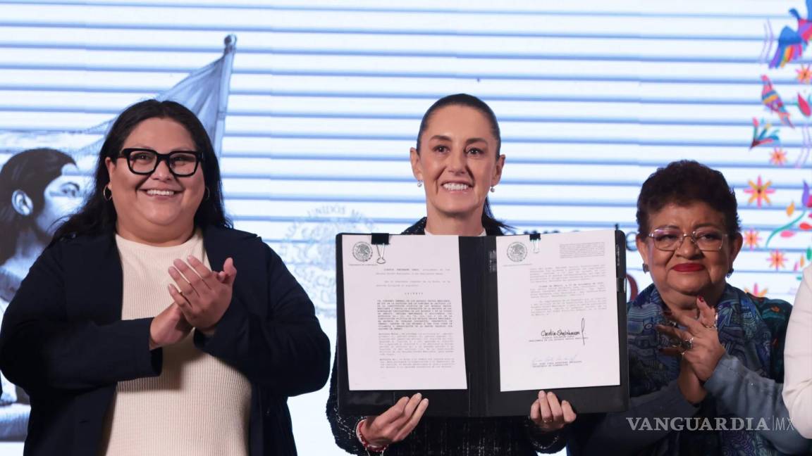 Sheinbaum firma decreto constitucional de reforma en igualdad sustantiva... ‘Las mujeres ya estamos en la Constitución’