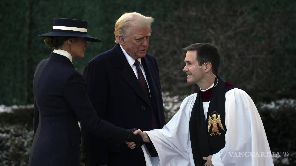 $!El presidente electo Donald Trump y su esposa Melania son recibidos a su llegada al servicio religioso en la Iglesia Episcopal de San Juan frente a la Casa Blanca.