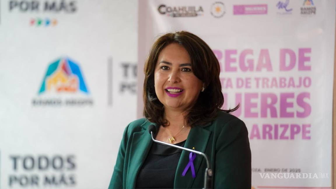 $!Teresita de Jesús Escalante y Mayra Lucila Valdés (en la imaagen), encabezaron la entrega de vestimenta ejecutiva a mujeres beneficiarias del programa de apoyo laboral.
