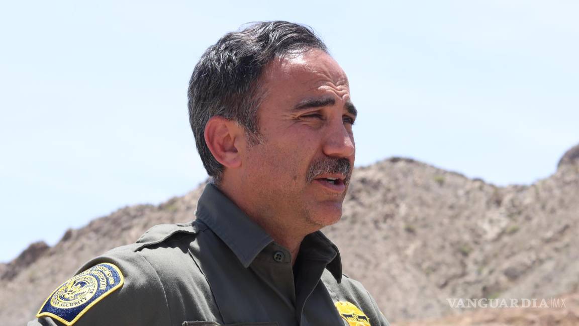 $!El agente de la patrulla Fronteriza del sector de El Paso, Claudio Herrera cerca al muro fronterizo en Sunland Park.