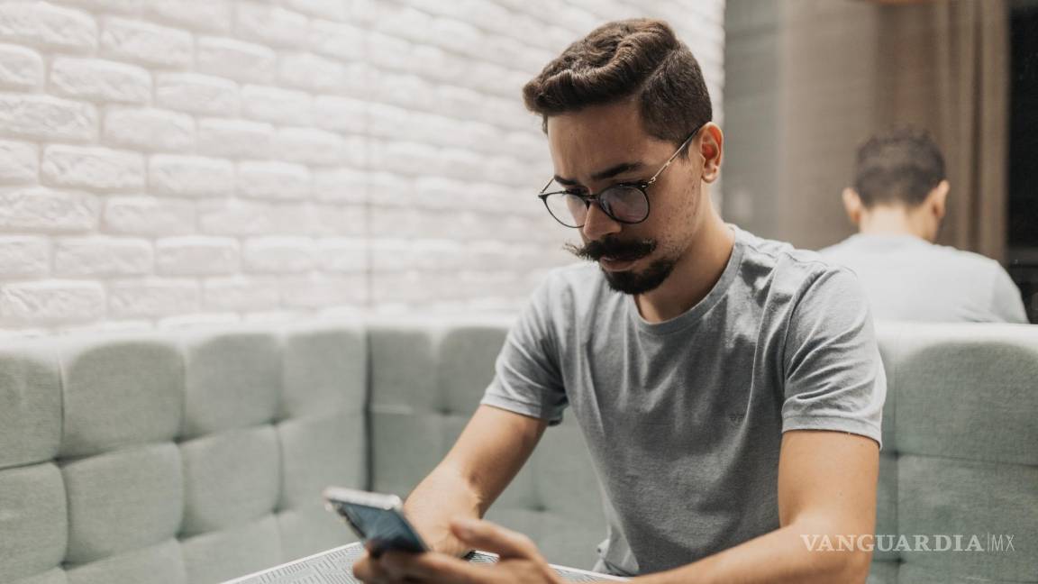 $!Conversando con un 'chatbot' mediante el móvil.