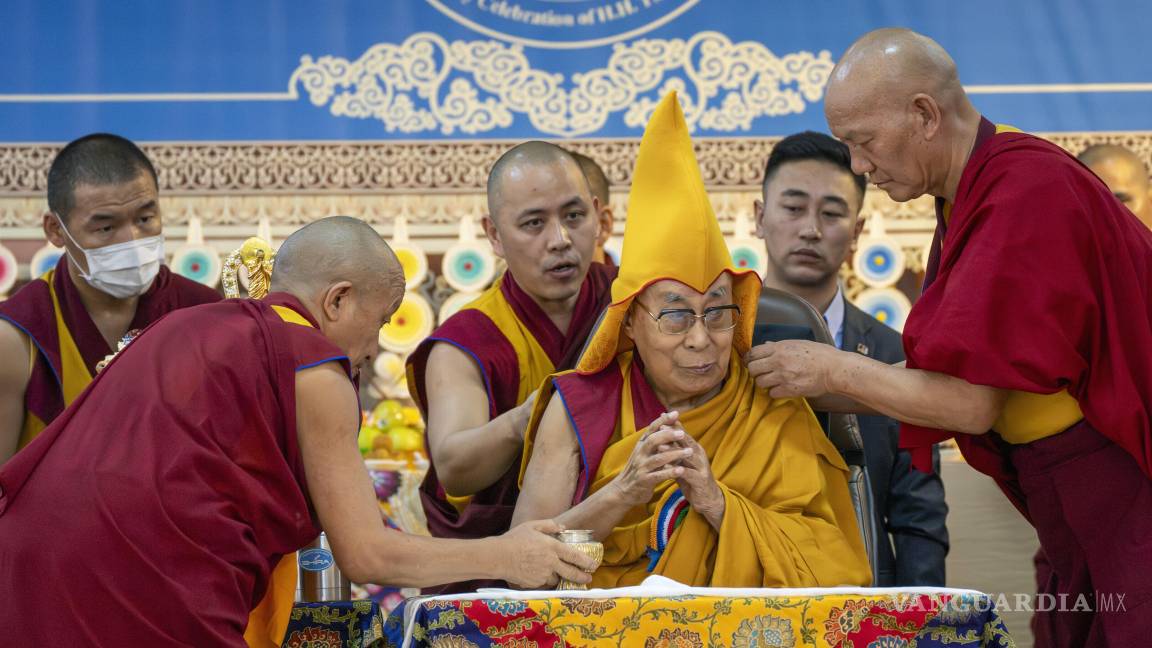 Cerca de cumplir 90 años, el Dalái Lama da a entender que habrá un sucesor tras su muerte