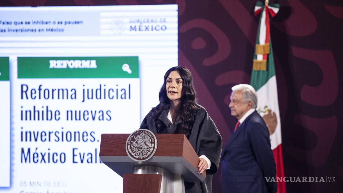 $!ana Elizabeth García Vilchis, durante su sección ¿Quién es quién en las mentiras? en conferencia matutina en Palacio Nacional. | Foto: Cuartoscuro