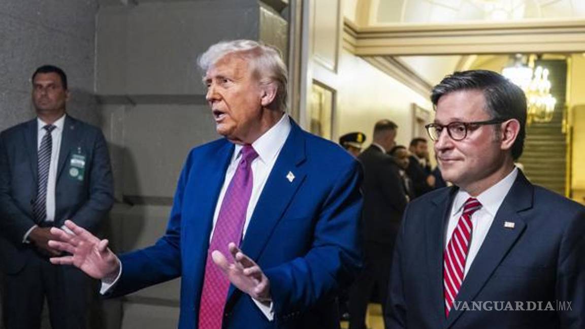 $!Donald Trump celebró que se diera luz verde a su plan fiscal en la Cámara de Representantes del Congreso y que ahora irá al Senado, al que pidió que se “ponga manos a la obra”.