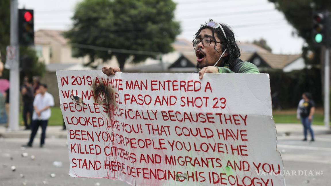 $!Un manifestante grita a los agentes federales cerca de un Home Depot después de una redada realizada por el ICE en Paramount, California.