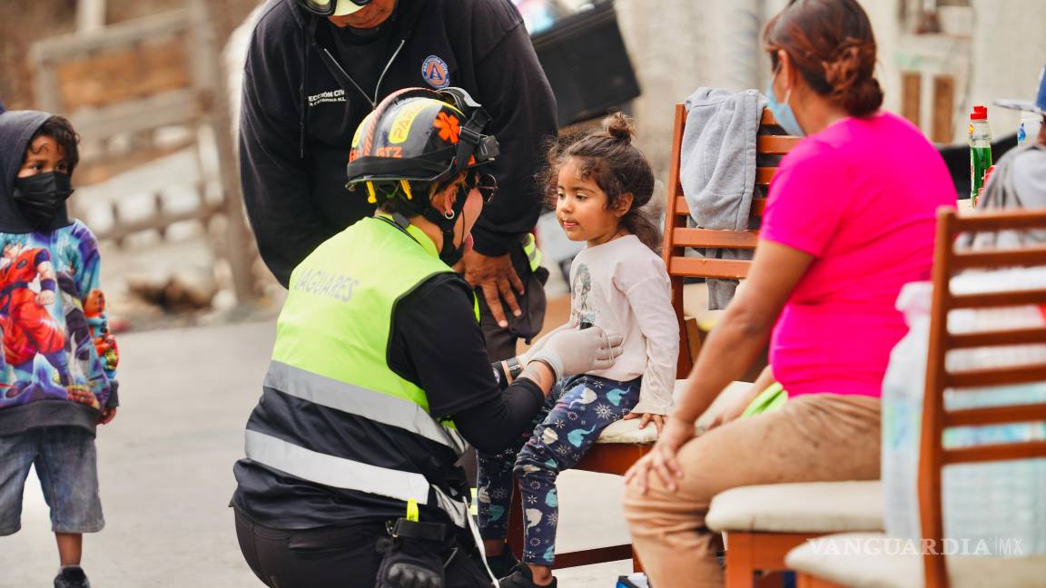 Brindan ayuda a damnificados por incendios en el municipio de Santa Catarina, Nuevo León