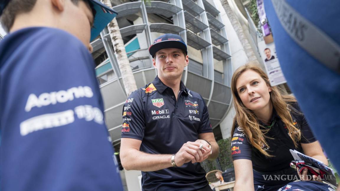 $!El piloto de Fórmula 1 holandés Max Verstappen (C) de Oracle Red Bull Racing habla con un fan en el paddock durante el Grand Prix de Fórmula Uno.