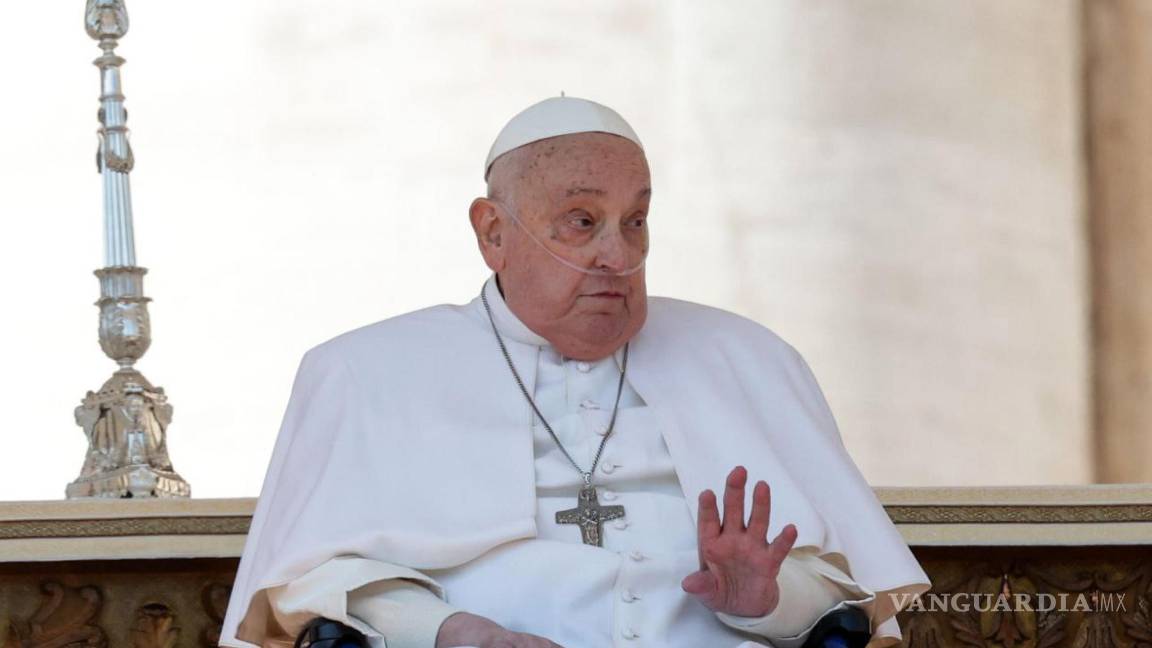 Aparece el papa Francisco por sorpresa en la basílica de San Pedro para observar la restauración