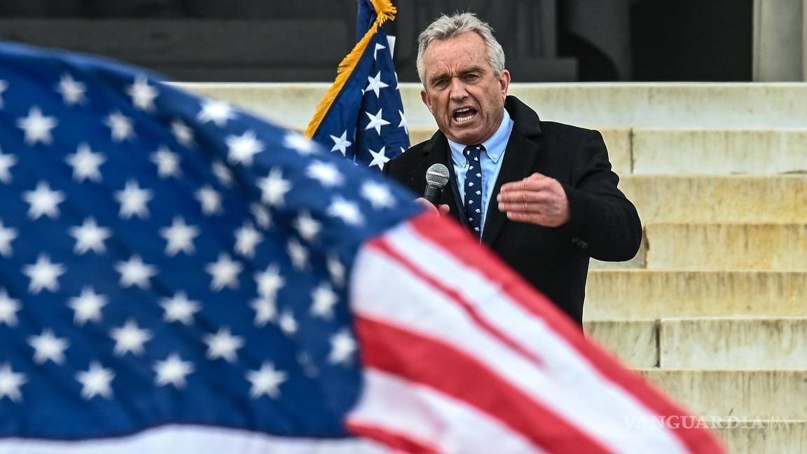 $!Robert F. Kennedy Jr. en una manifestación contra las normas sobre vacunas y mascarillas, en Washington, el 23 de enero de 2022.
