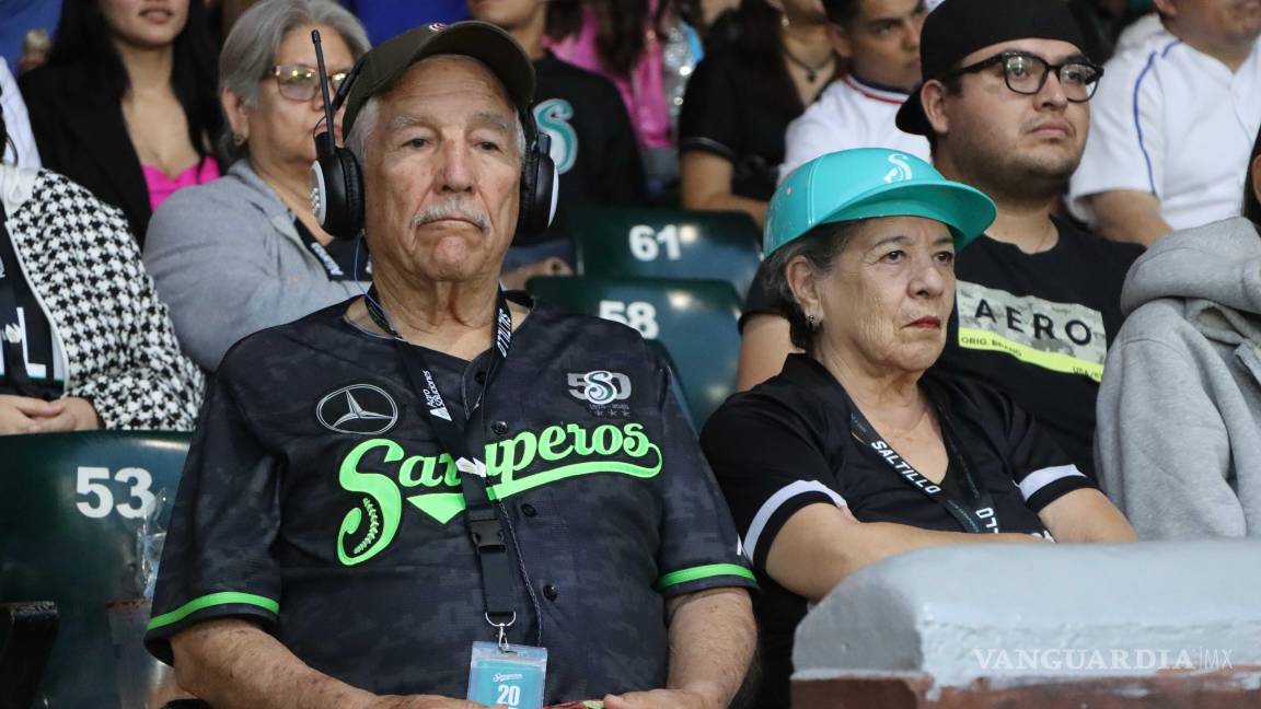 $!Los Saraperos celebraron en el dugout tras asegurar la serie frente a su afición en el estadio Francisco I. Madero.